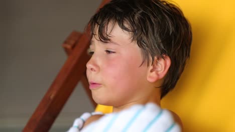 Niño-llorando-Cándido-toma-un-descanso.-Muchacho-triste-con-llora