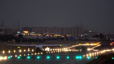 Jet-despegando-en-la-pista-del-aeropuerto,-vista-trasera