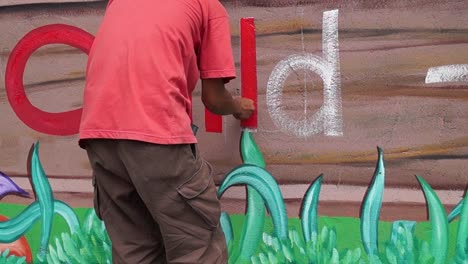 Wandmaler-stützt-l-sich-auf-Schule-Mauer