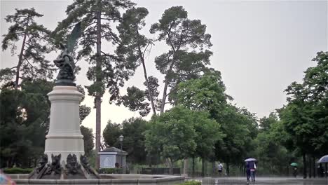 Zeitraffer,-der-Park-unter-dem-starken-Regen-in-der-Dämmerung