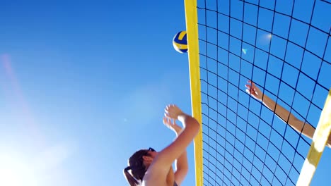 Weibliche-Volleyball-Spieler-spielen-Sie-Volleyball-4k