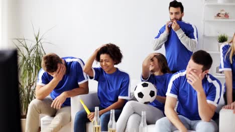 amigos-y-fanáticos-del-fútbol,-viendo-fútbol-en-casa