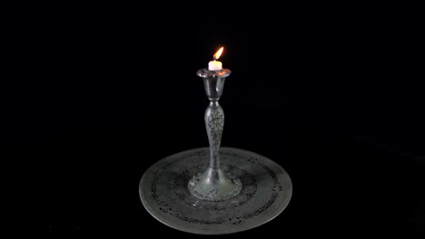 Slow-Motion-Lötlampe-Flammenwerfer-auf-brennende-Kerze-in-Antik-Silber-Halter