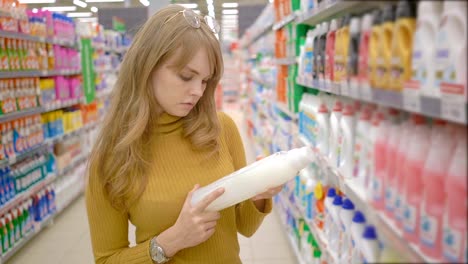 Junge-Frauen-die-Wahl-Haushaltschemikalien-im-Supermarkt.