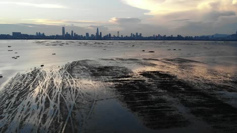 Pak-Nai-Wattwanderungen-in-Hongkong-mit-der-Skyline-von-Shenzhen-china