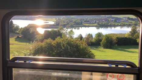 Filmen-aus-der-geöffneten-Fenster-des-Fahrens-Zug-durch-schöne-Landschaft-im-Sommer