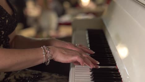 Mujer-adulta-juega-el-piano