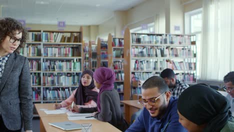 Lehrerin,-die-Interaktion-mit-Erwachsenen-ausländischer-Studenten