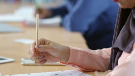 Inmigrantes-del-Medio-Oriente-estudiando-en-el-Colegio