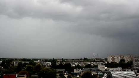 Nubes-de-tempestad-de-truenos-pesada-por-encima-de-los-tejados-de-la-ciudad