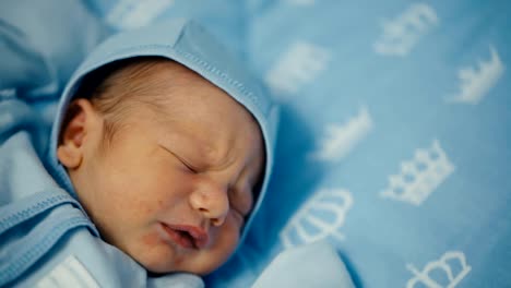 Neugeborenes-Baby-Boy-1-Woche-im-Bett-Weinen