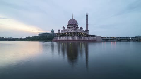 4k-sunrise-at-Putra-Mosque,-Putrajaya.