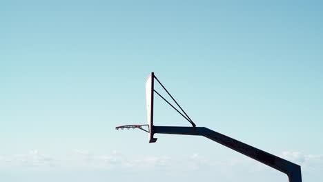 Canasta-de-baloncesto-sobre-fondo-de-cielo-azul