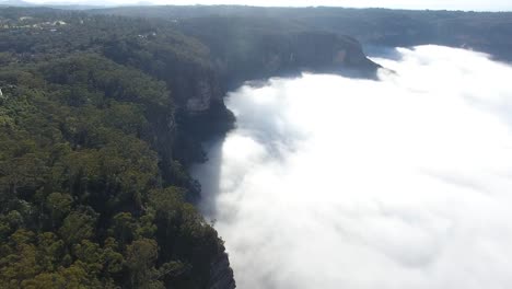 Drohne-Filmmaterial-fliegen-über-Blue-Mountains,-Australien