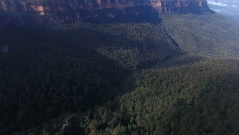 Drohne-Filmmaterial-fliegen-über-Blue-Mountains,-Australien