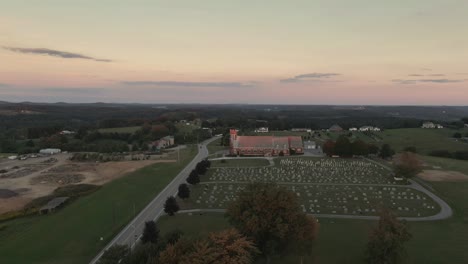 Lento-aérea-orbita-Pennsylvanian-iglesia-al-atardecer