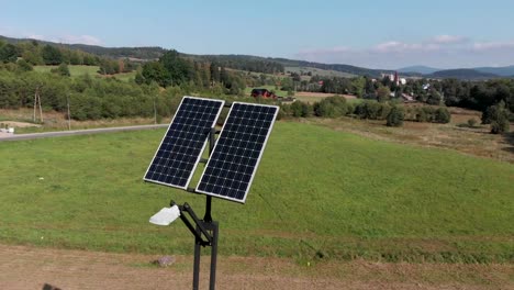 Generación-de-energía-verde-por-paneles-solares.-Cámara-gira-lentamente-alrededor-de-los-paneles-solares