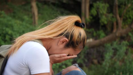 Cara-de-tapa-de-mano-de-mujer-de-tristeza-y-llanto