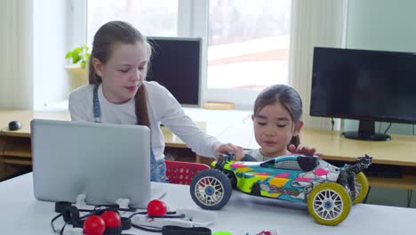 Compañeros-de-clase-multiétnicas-examen-de-coche-de-juguete