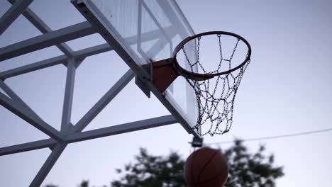 Junge-weibliche-Basketballspielerin-hantierte-am-Morgen-auf-das-Amtsgericht.-Junges-Mädchen-mit-einem-Ball-laufen-und-Werf-den-Ball-ins-Netz