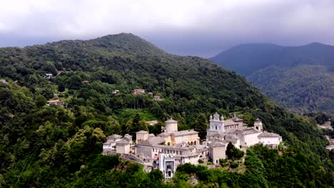 BIELLA,-Italia---07-de-julio-de-2018:-aero-vista-del-hermoso-Santuario,-antiguo-templo-complejo,-grande-Castillo,-santuario-ubicado-en-las-montañas-cerca-de-la-ciudad-de-Biella,-Piamonte,-Italia.-verano