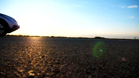 Autofahren-ist-auf-asphaltierten-Straße-auf-dem-Lande.-Auto-fährt-auf-der-Autobahn-mit-schönen-Landschaft-im-Hintergrund.-Sehen-Sie-auf-der-Landstraße.-Reisekonzept.-Slow-motion