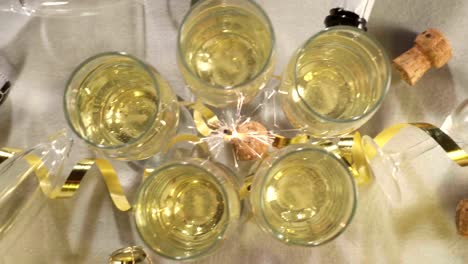 Neujahr-Topf-mit-Champagner-Gläser-von-oben