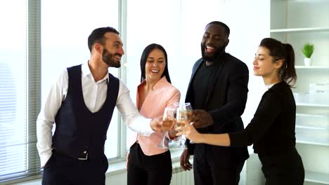 Die-vier-Geschäftsleute,-trinken-Champagner-im-Büro.-Slow-motion