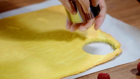 Mujer-manos-corte-y-preparación-de-la-torta.