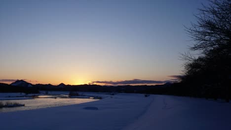 Material-de-archivo-resolución-escena-k-4-Time-lapse-de-dramática-puesta-del-sol-invierno