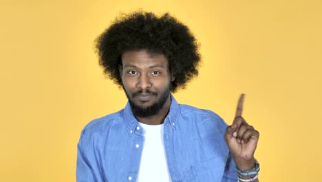 Afro-amerikanischer-Mann-winken-Finger-zu-verweigern-auf-gelbem-Hintergrund