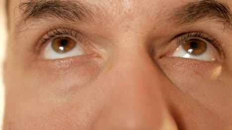 Un-hombre-mira-hacia-arriba.-Close-up.-Los-ojos-del-hombre.