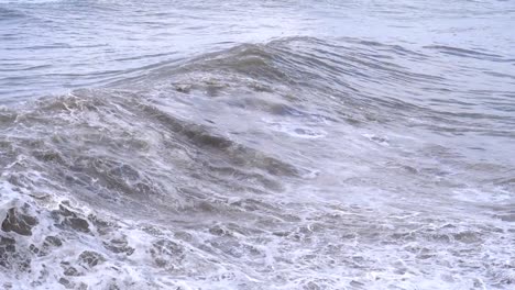 Sturm-auf-dem-Meer.-Riesige-Wellen-sind-abstürzt-und-Spritzen-am-Ufer.-Slow-Motion