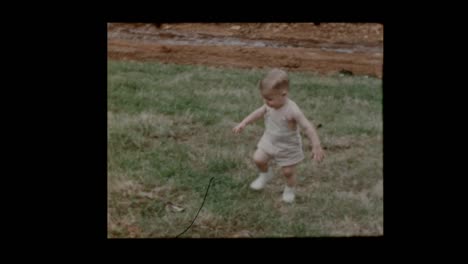1954-Cute-blonde-Baby-junge-und-ältere-Großmutter-Umarmung-und-Kuss