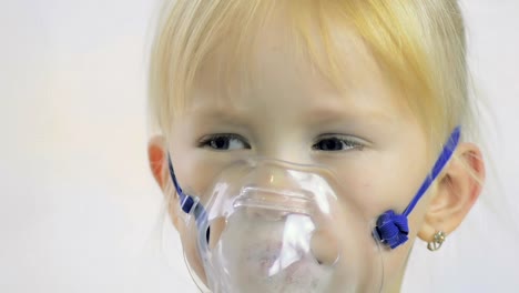 Nahaufnahme-eines-vier-jährigen-Mädchens-Atmung-Verfahren-durch-einen-Inhalator-Maske-in-einem-Krankenhaus-zu-tun.