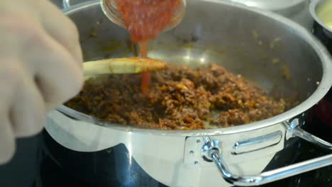 Kochen-leckere-Bolognese-Sauce