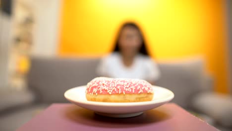 Person-dient-der-Donut-hungrigen-Mädchen,-Zucker-sucht,-süße-Snacks-und-Adipositas