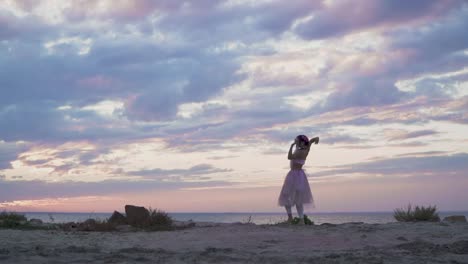 Linda-mujer-joven-con-maquillaje-brillante-en-un-vestido-rosa-de-baile-al-aire-libre.-La-danza-de-una-tierna-chica-con-un-peinado-de-flor.-Cámara-lenta.