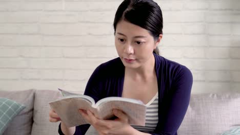 asian-housewife-reading-the-travel-tour-book