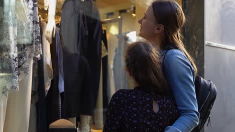 Familie-mit-Blick-auf-das-Schaufenster-des-Bekleidungsgeschäfts.