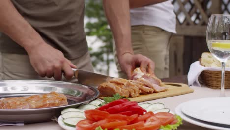 Unkenntlich-mann-bereitet-Fleisch-für-Picknick