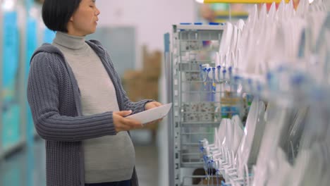 Mujer-asiática-embarazada-comprando-en-el-mercado