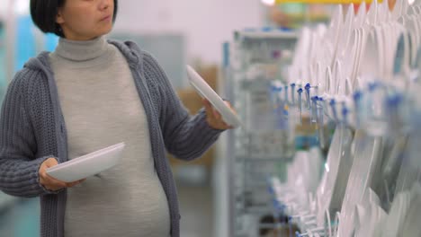 Mujer-asiática-embarazada-comprando-en-el-mercado