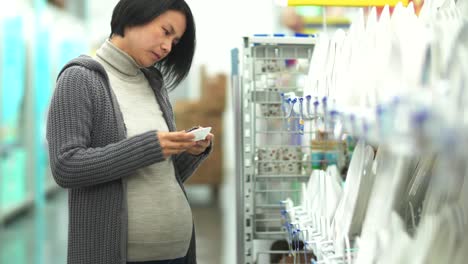 Mujer-asiática-embarazada-comprando-en-el-mercado