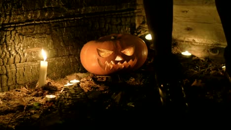 Halloween-Kürbis-Kopf-Jack-Laterne-mit-brennenden-Kerzen-auf-schwarzem-Hintergrund.-Hd