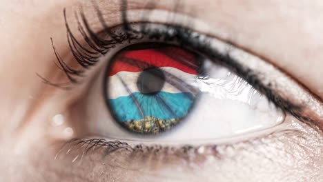 Frau-grünes-Auge-in-Nahaufnahme-mit-der-Flagge-von-Luxemburg-in-Iris-mit-Windbewegung.-Videokonzept