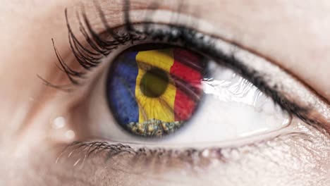 mujer-ojo-verde-en-primer-plano-con-la-bandera-de-Rumania-en-el-iris-con-el-movimiento-del-viento.-concepto-de-vídeo