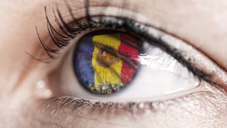 mujer-ojo-verde-en-primer-plano-con-la-bandera-de-Andorra-en-iris-con-el-movimiento-del-viento.-concepto-de-vídeo