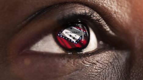 Frau-schwarzes-Auge-in-Nahaufnahme-mit-der-Flagge-von-Arkansas-Staat-in-Iris,-vereinigte-Staaten-von-Amerika-mit-Windbewegung.-Videokonzept