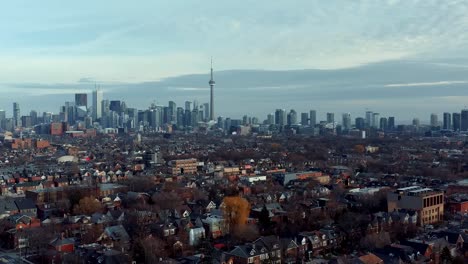 Toma-aérea-de-un-barrio-del-West-End-Toronto-a-finales-de-otoño.